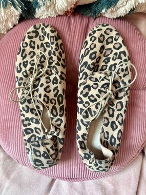 Hobes Leopard Print Leather Lace-Up Flats in Beige and Black 8.5